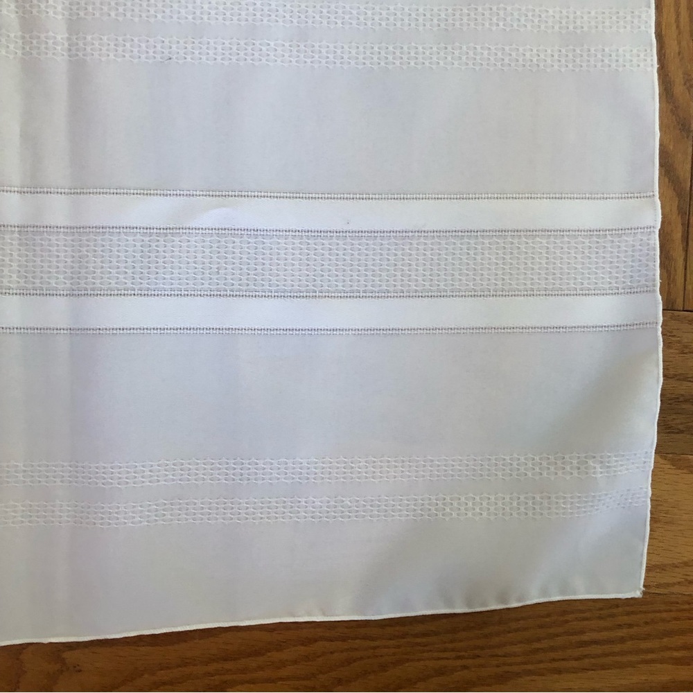 Beautiful Vintage Tablecloth with simple elegant classic raised pattern - Picture 3 of 10